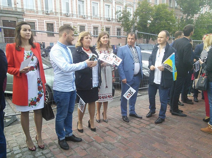 У Києві українці утворили "Ланцюг єднання" до Дня вишиванки - фото 3