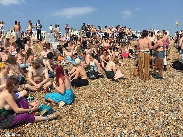 "Звільни сосок": Сотня жінок оголила груди проти забобон - фото 4