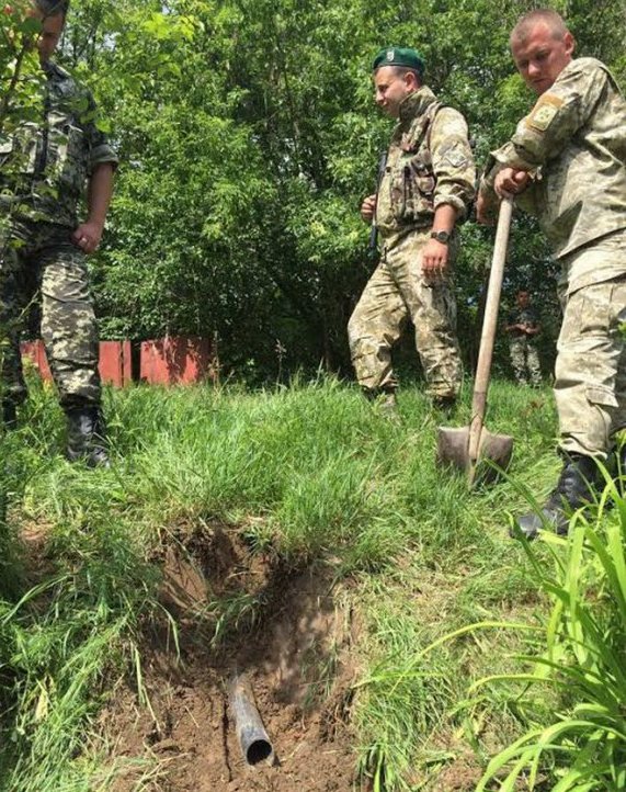 Вінницькі СБУшники знайшли трубу, через яку з Молдови качали спирт - фото 1