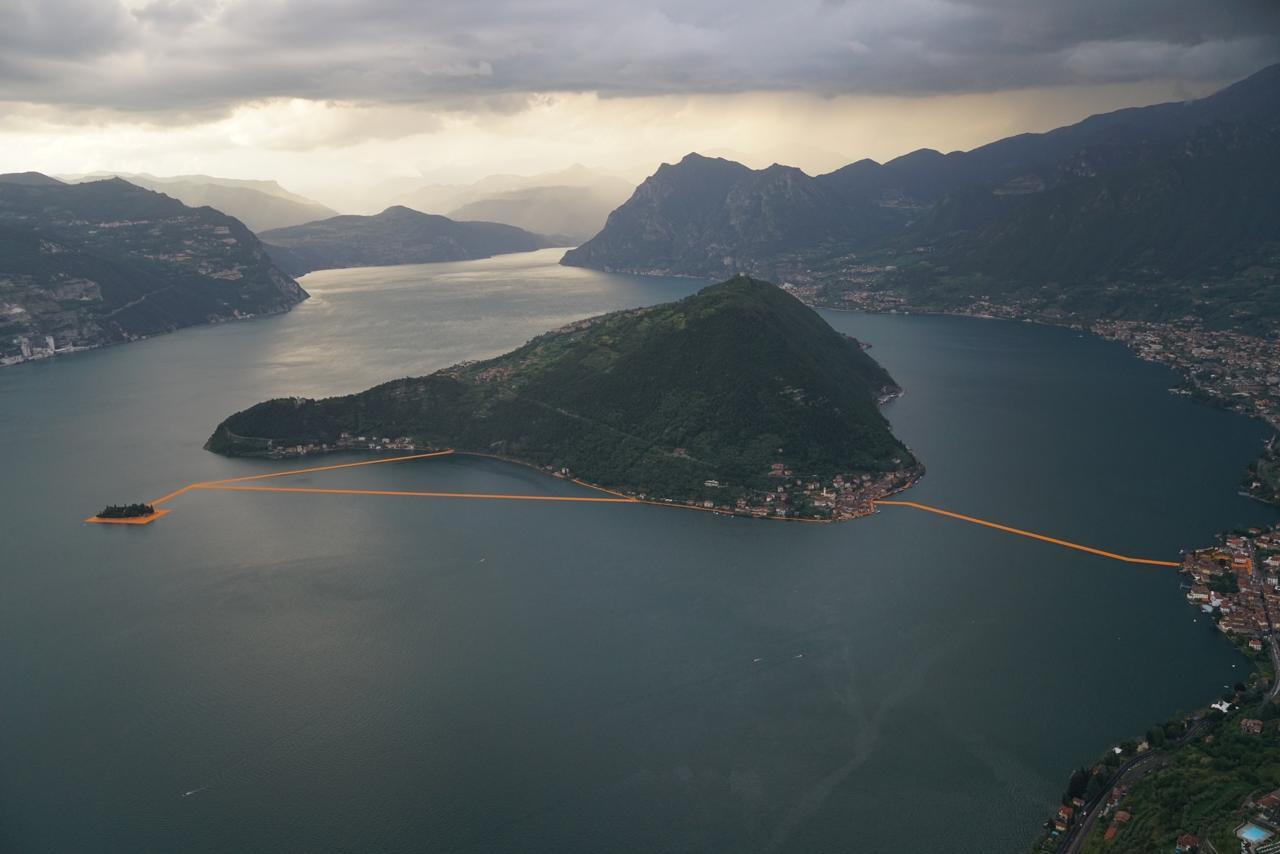 В Італії на воді озера проклали пішохідні доріжки - фото 4