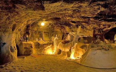 Всередині Страдчанської печери 