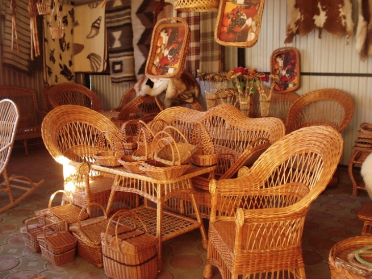 Як вмілі закарпатці собі вечірніми зимовими вечорами на маєтки зароблять - фото 1