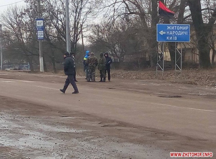 Як "свободівці" блокують російські фури на Житомирщині - фото 1