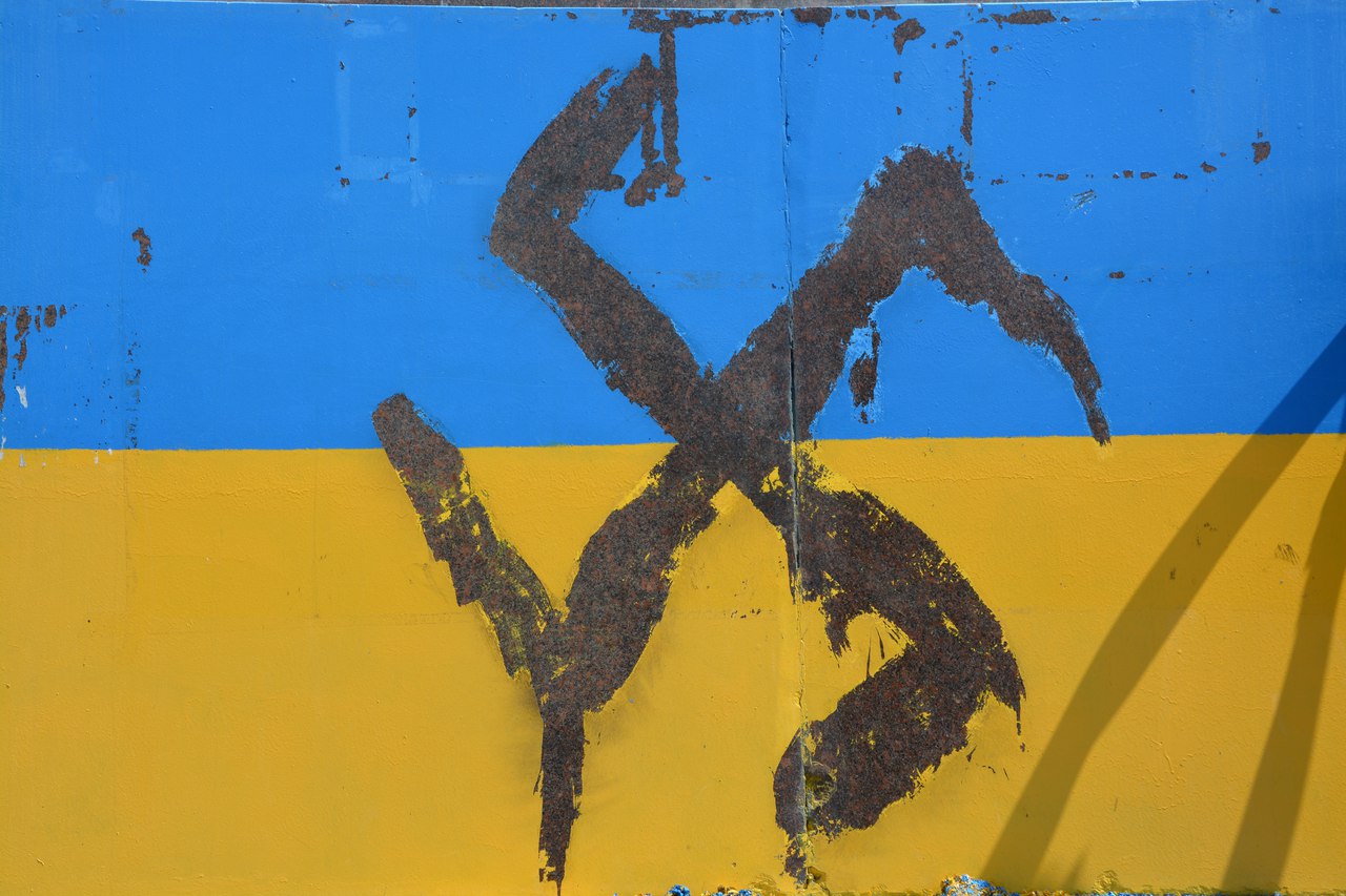 Український прапор на постаменті Леніна у Миколаєві спотворили свастикою