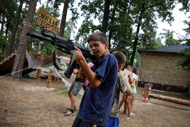 Як бійці "Азову" тренують дітей під Києвом у військовому таборі (ФОТО) - фото 3