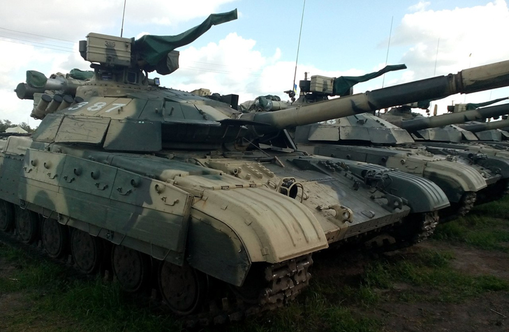 Т-64Б из состава 17-й отдельной танковой бригады на полигоне - фото 1