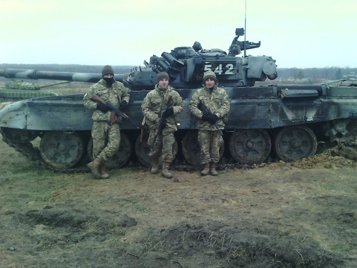Т-64Б из состава 17-й отдельной танковой бригады на полигоне - фото 4
