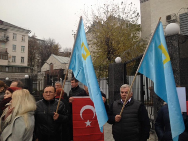 Татари протестують проти репресій під посольством Росії в Києві  - фото 1