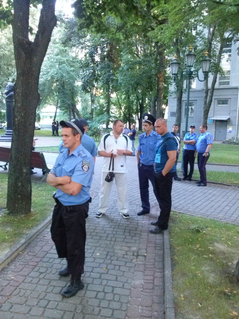 У Харкові біля главку поліції запалили фаєри  - фото 3