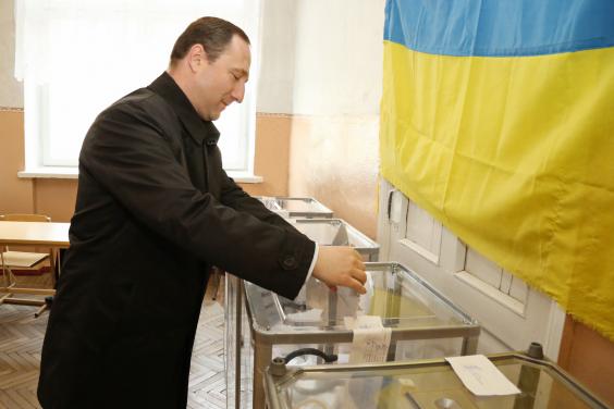 Голова Харківської ОДА проголосував під прицілом камер   - фото 1