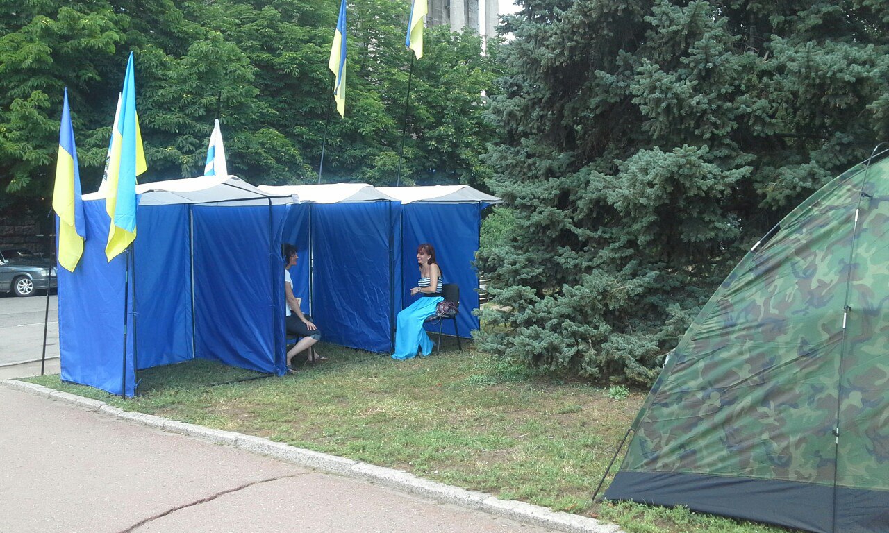 Під Миколаївською міськрадою "чисельний" пікет "будкарів": чергують дві жінки
