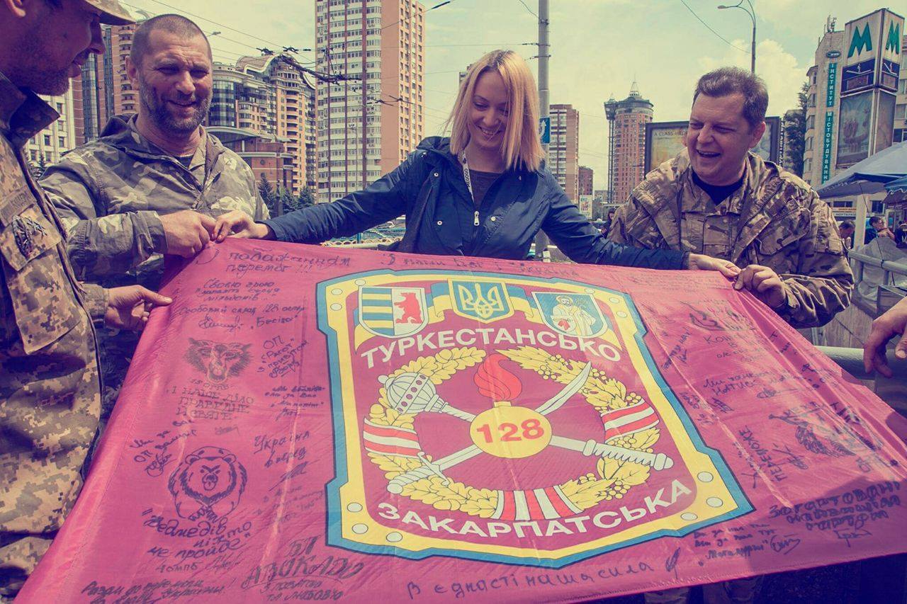 Байки і прапори: Захисники Луганського аеропорту святкують день народження - фото 3