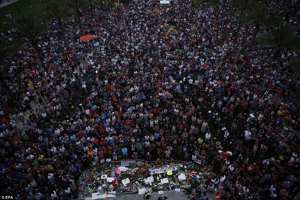 Тисячі американців вийшли на вулиці, щоб оплакати жертв стрілянини в Орландо - фото 3