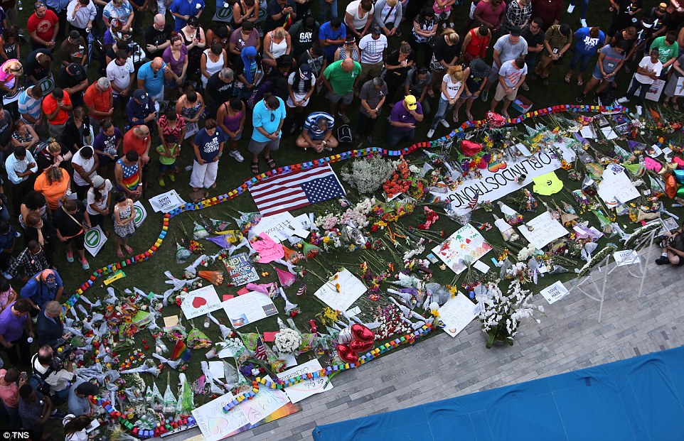Тисячі американців вийшли на вулиці, щоб оплакати жертв стрілянини в Орландо - фото 1