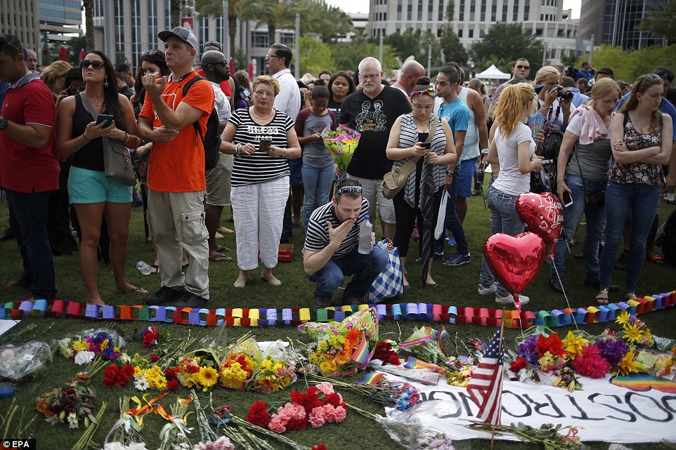 Тисячі американців вийшли на вулиці, щоб оплакати жертв стрілянини в Орландо - фото 2
