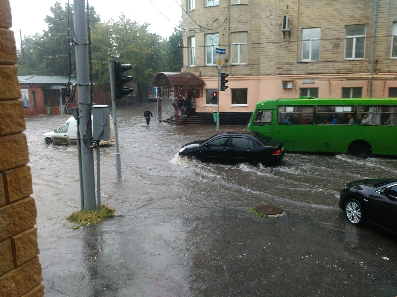 Потужна злива перетворила Харків на Венецію  - фото 1