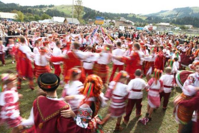 Розцяцьковані дерева, коні замість кортежів і дірки від бубликів: Обряди і традиції гуцульського весілля - фото 1