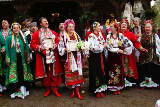 Розцяцьковані дерева, коні замість кортежів і дірки від бубликів: Обряди і традиції гуцульського весілля - фото 6 Розцяцьковані дерева, коні замість кортежів і дірки від бубликів: Обряди і традиції гуцульського весілля - фото 6