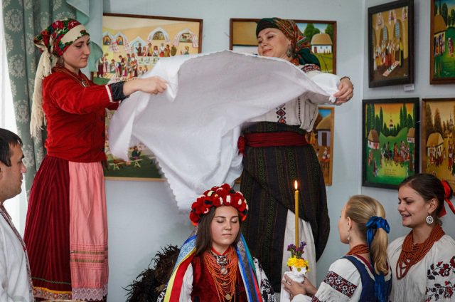 Розцяцьковані дерева, коні замість кортежів і дірки від бубликів: Обряди і традиції гуцульського весілля - фото 11 Розцяцьковані дерева, коні замість кортежів і дірки від бубликів: Обряди і традиції гуцульського весілля - фото 11