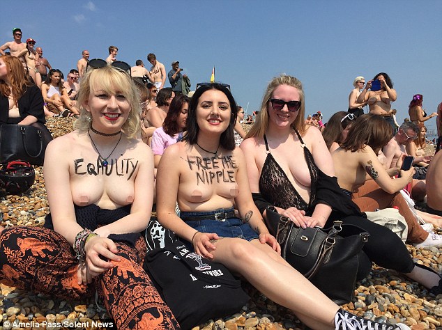 "Звільни сосок": Сотня жінок оголила груди проти забобон - фото 2