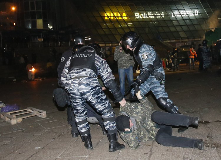 Хроніки Революції гідності: Побиття студентів і великий мітинг на Михайлівській площі - фото 3
