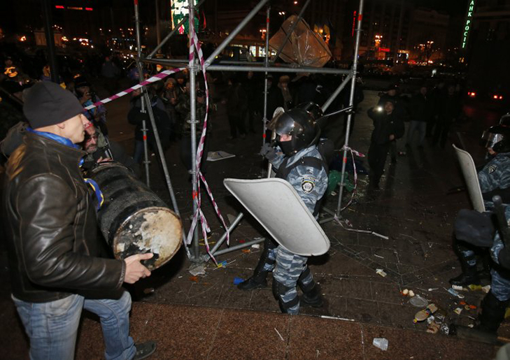 Хроніки Революції гідності: Побиття студентів і великий мітинг на Михайлівській площі - фото 2