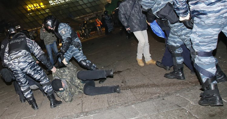Хроніки Революції гідності: Побиття студентів і великий мітинг на Михайлівській площі - фото 1