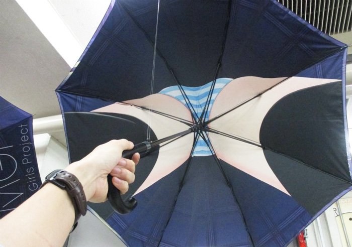 В Японії шаленіють від парасольок із зображенням промежин школярок  - фото 1