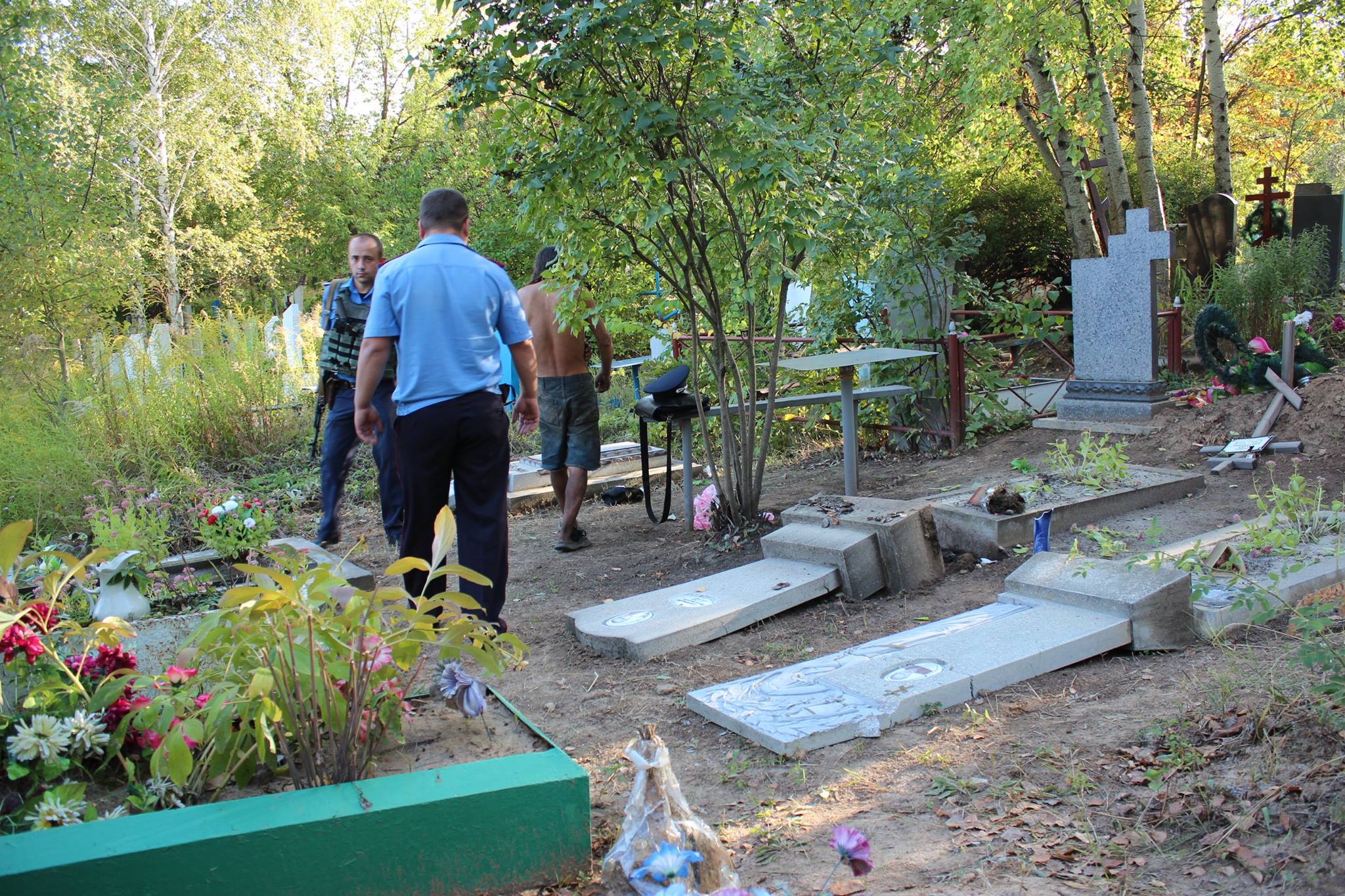 У Слов'янську затримали вандала, який осквернив як мінімум 8 могил (ФОТО) - фото 2