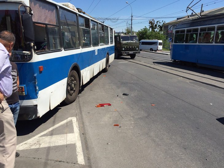 У Вінниці біля мосту поліцейські втаранились в тролейбус - фото 1
