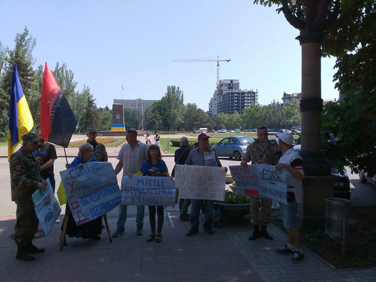 У Миколаєві під міськрадою зібрався пікет проти головної сепаратистки міста - фото 1