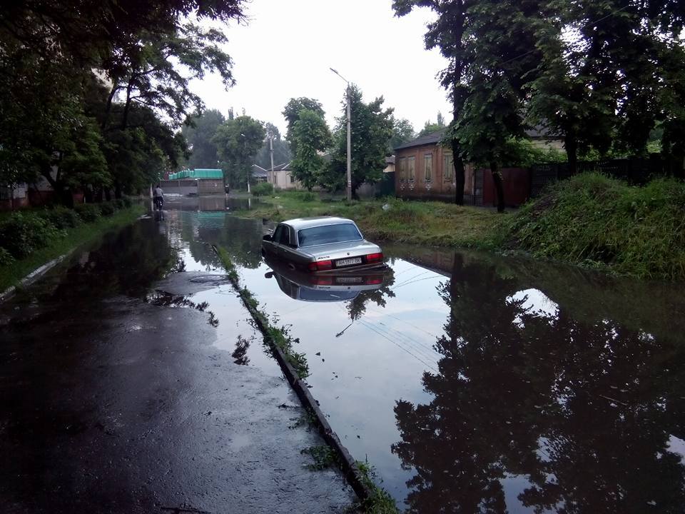 Наслідки зливи у Слов'янську: авто затопило під дах (ФОТО)  - фото 8