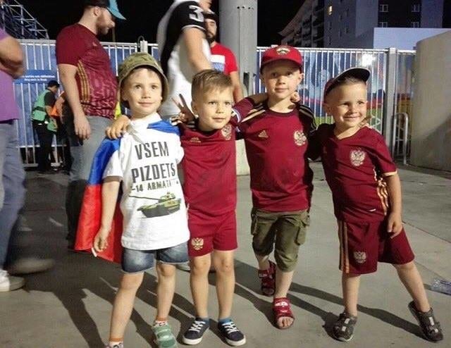 Російська дитина у футболці "всім піз..ц" віджала англійський прапор - фото 1