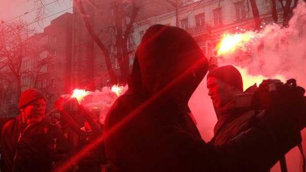 Активісти "Азова" влаштували "вогневе шоу" під СБУ - фото 1
