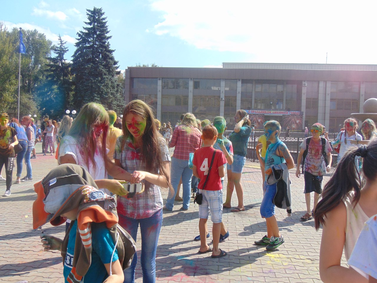 Зрада у "ДНР": у Єнакієвому вулицями бігали жовто-блакитні діти (ФОТО) - фото 1