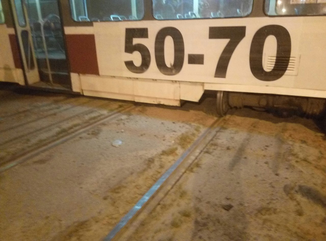 У Харкові трамвай злетів із рейок та перекрив вулицю - фото 3