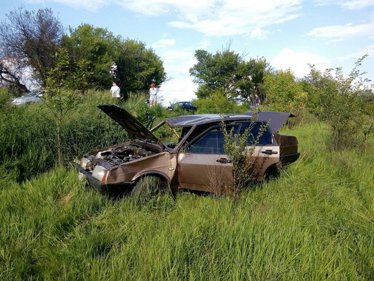 На Дніпропетровщині автівка перекинулась через ями на трасі - фото 1
