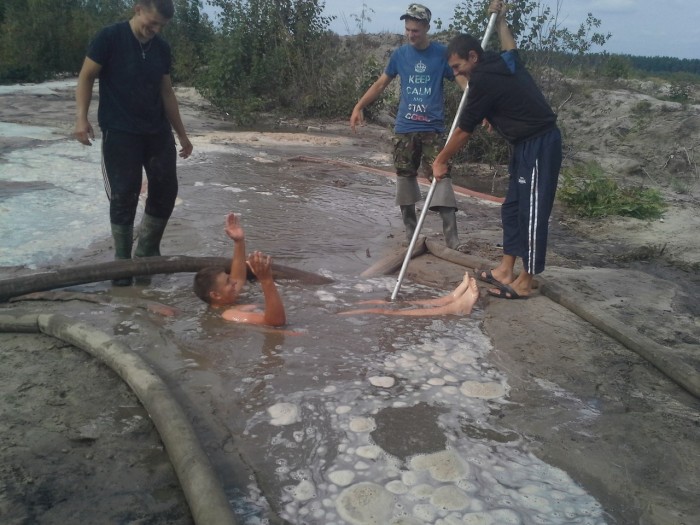 Як нелегальні бурштинокопачі приймають грязьові ванни (ФОТО) - фото 1