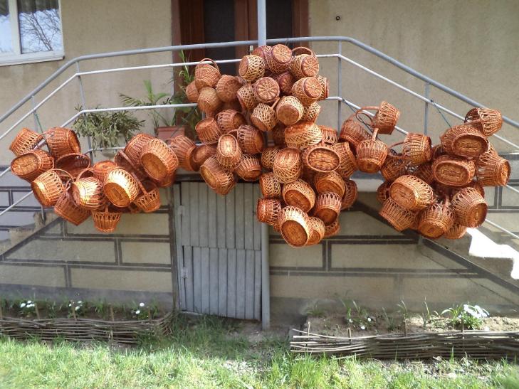 Як вмілі закарпатці собі вечірніми зимовими вечорами на маєтки зароблять - фото 3