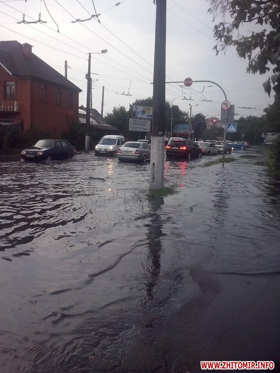 Як затопленим Житомиром плавали автівки і діти - фото 3