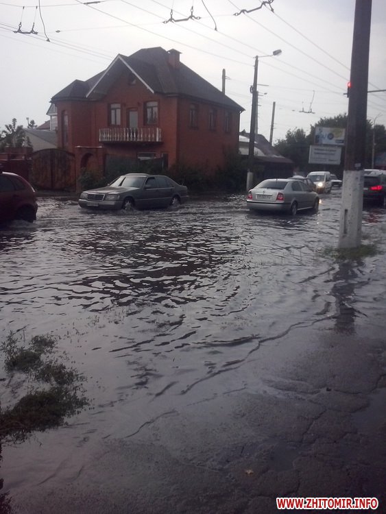 Як затопленим Житомиром плавали автівки і діти - фото 2