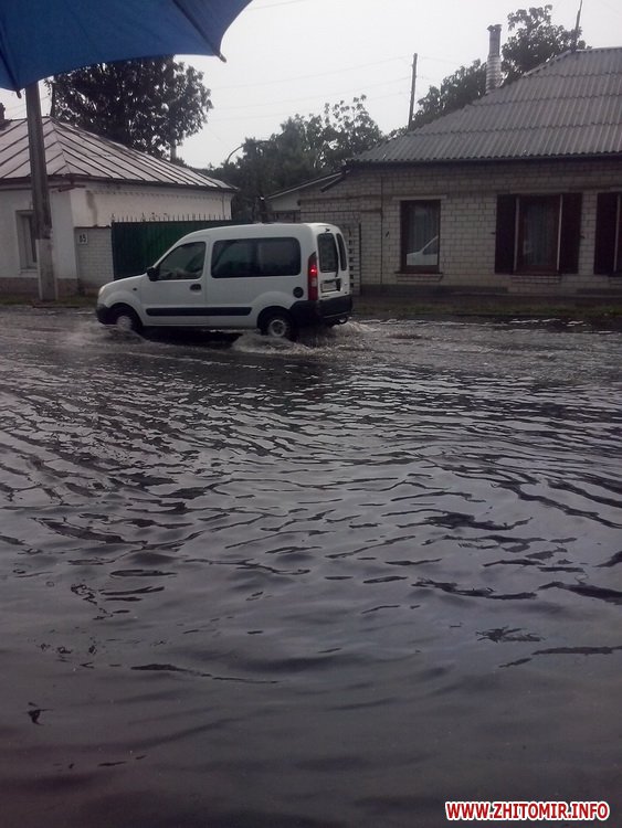 Як затопленим Житомиром плавали автівки і діти - фото 1