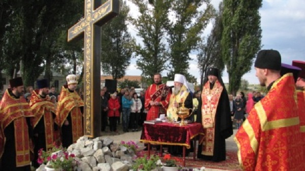 На Дніпропетровщині райцентр оточили хрестами московського патріархату - фото 1