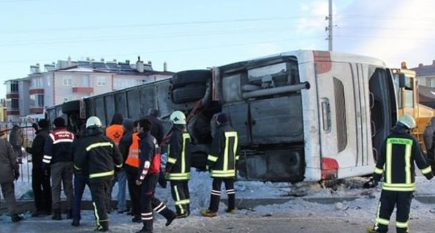 У Туреччині перекинувся шкільний автобус, є загиблі - фото 1