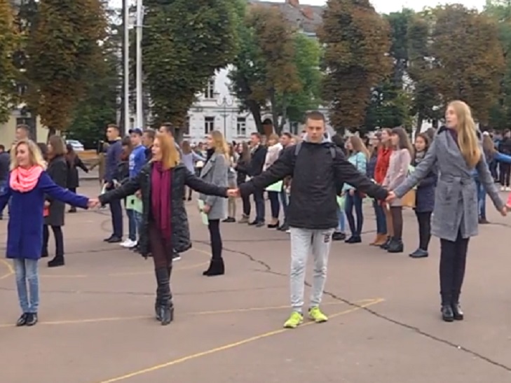 Більше півсотні студентів у Хмельницькому правили флешмоб - фото 1