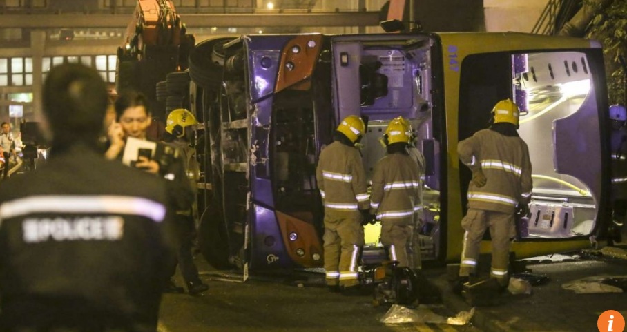 У Гонконзі перекинувся двоповерховий автобус, є загиблий - фото 1