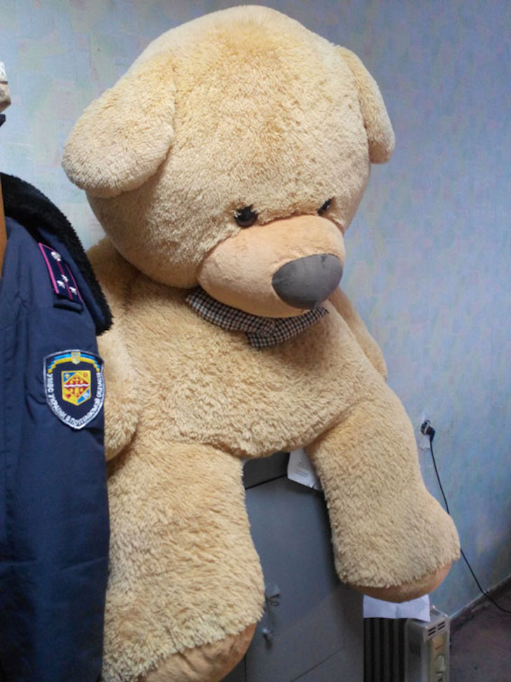 Ведмедик для коханої: У Полтаві хлопець вкрав двометрову іграшку для своєї дівчини - фото 1