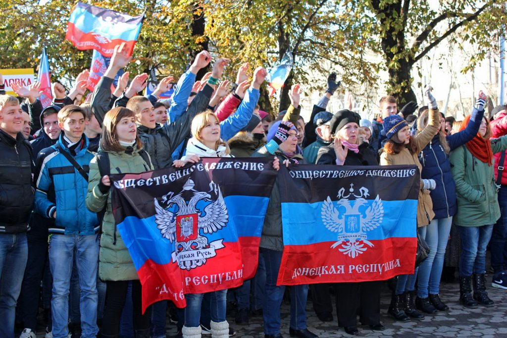 Фанати Захарченка у Донецьку святкують другу річницю його "коронування" (ФОТО) - фото 1