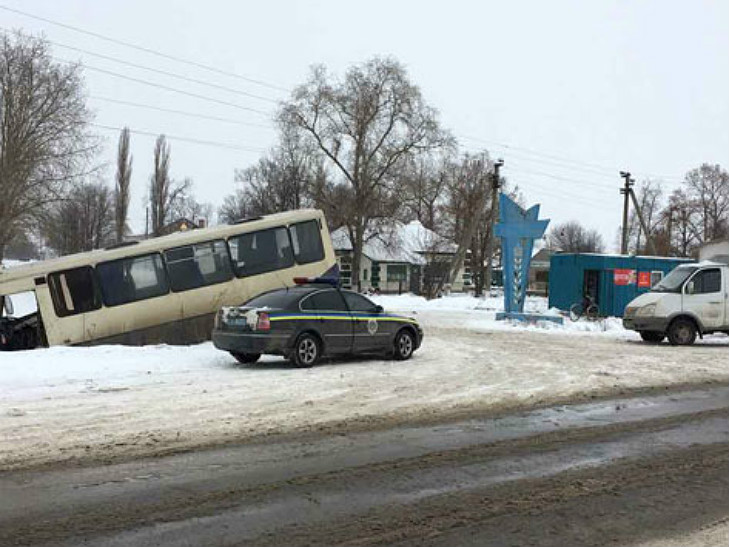 На Полтавщині пасажирський автобус зіткнувся з вантажівкою та вилетів в кювет - фото 1