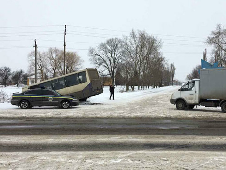На Полтавщині пасажирський автобус зіткнувся з вантажівкою та вилетів в кювет - фото 2